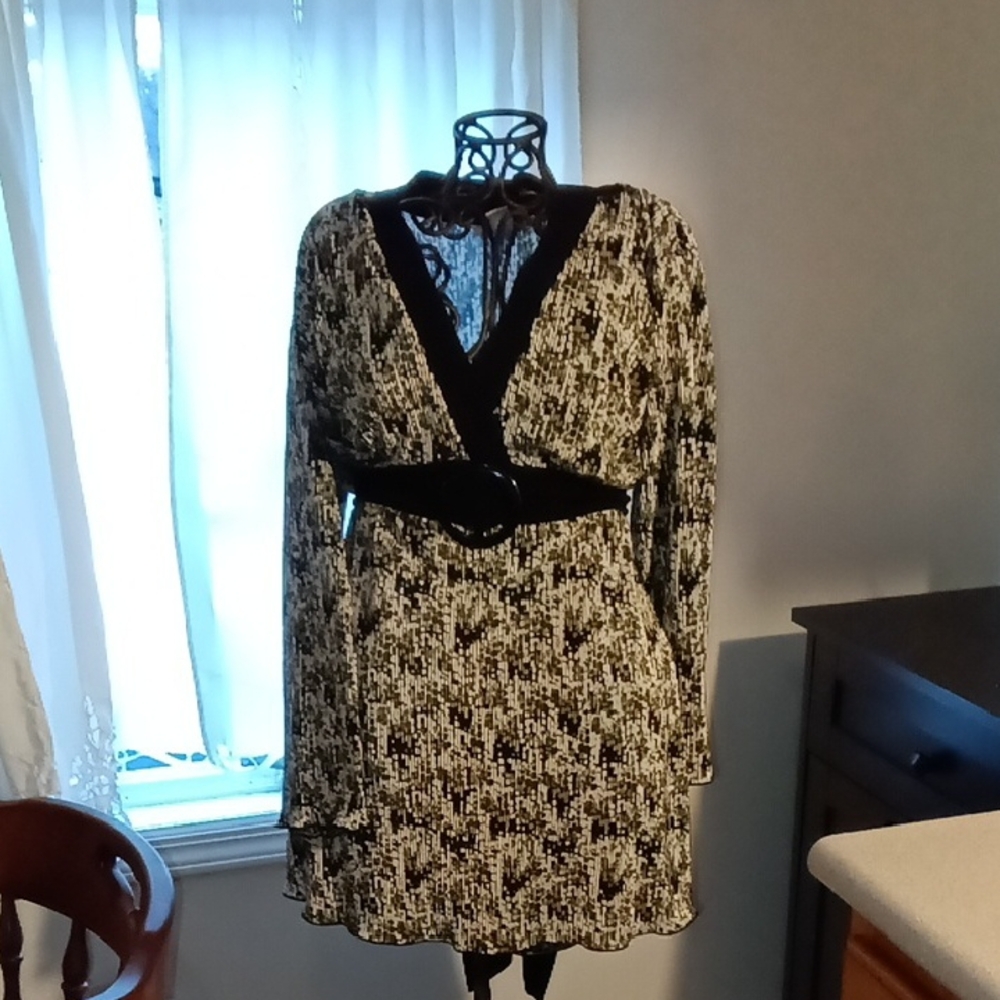 Black & White Belted V-Neck Women’s Dress